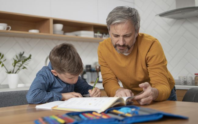 Как быстро научить ребенка правильно держать ручку: полезный лайфхак