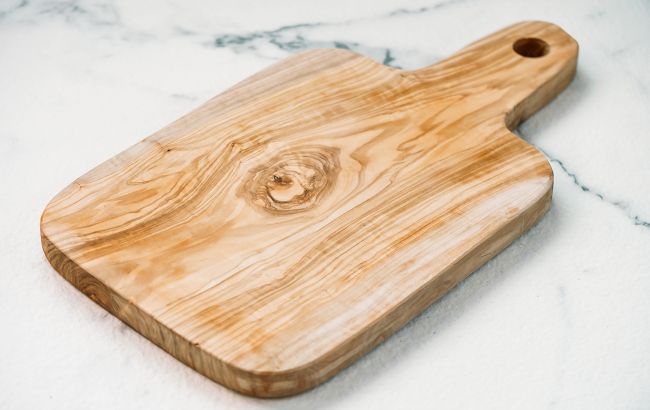 На них очень много бактерий: как правильно очищать кухонные доски