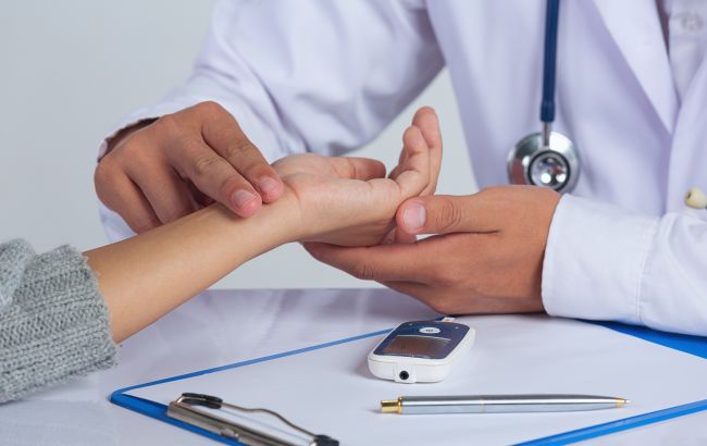 Семейный врач назвал показатели пульса, при которых необходима неотложная помощь