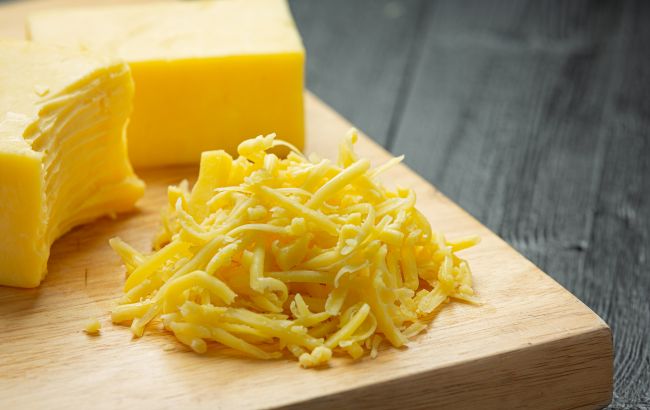 Як швидко натерти твердий сир та чим замінити тертку, якщо її під руками немає