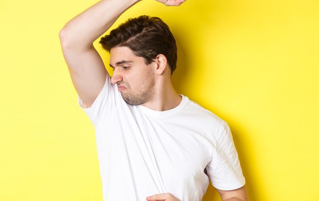 Ви не повірите, що може бути причиною. Дерматолог назвала продукт, від якого пітніють