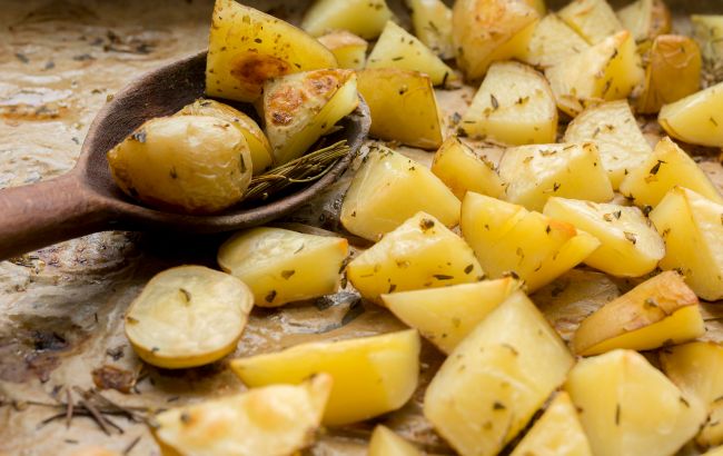 Не запікайте картоплю з цими овочами: страва буде сирою навіть після 2 годин у духовці