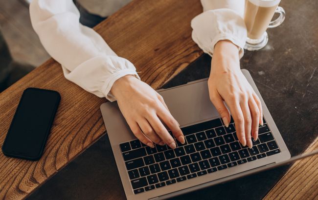 Чиновница киевской РГА вела Telegram-канал Азарова. Ей сообщили о подозрении