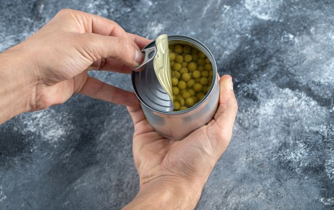 Експерти розповіли, чому не потрібно зливати рідину з банок з консервованим горошком