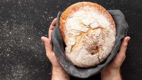 Показали, як спекти високий та пухкий хліб на сковороді: покроковий рецепт