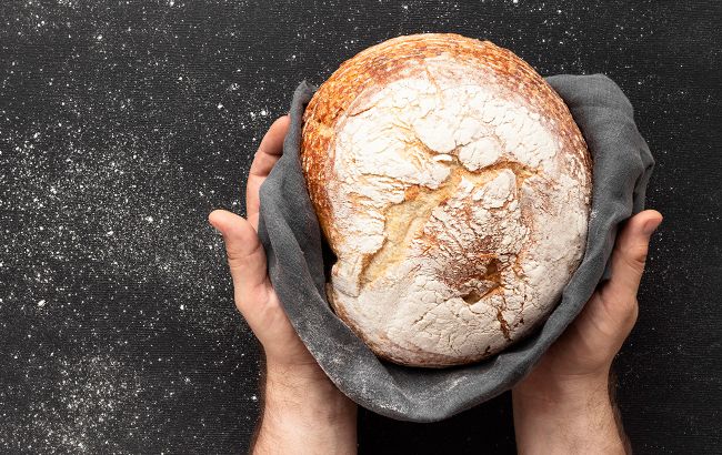 Показали, як спекти високий та пухкий хліб на сковороді: покроковий рецепт