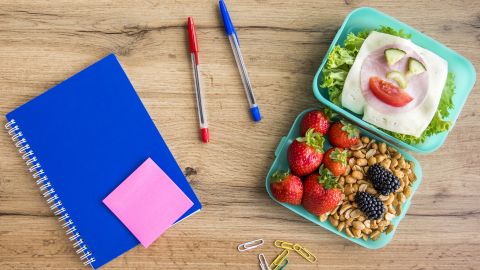 Яку їжу дати дитині з собою в школу: варіанти здорового та поживного обіду