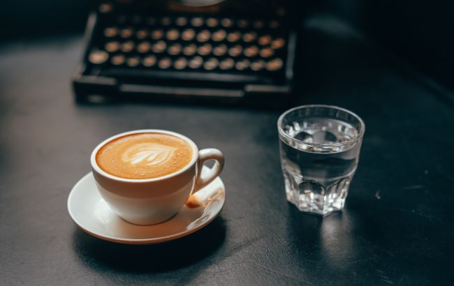 До чашки кави подають склянку води: для чого і чому це дуже важливо