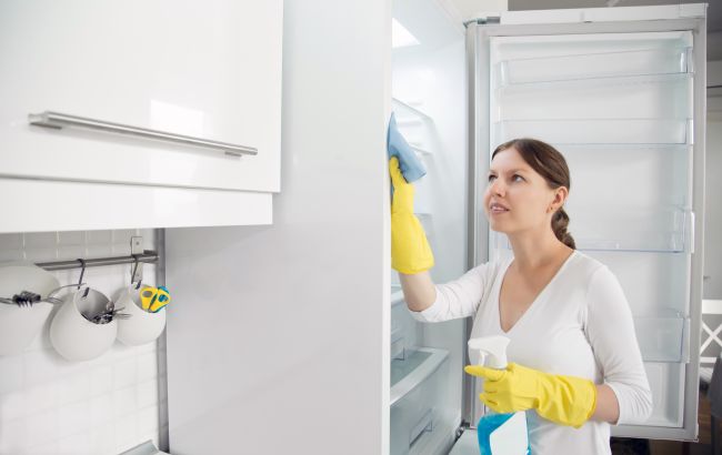 Этот простой прием поможет вам очистить холодильник за две минуты: неожиданный лайфхак