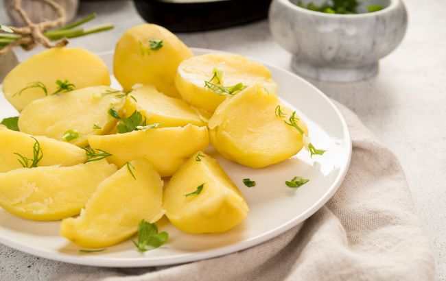 Її потрібно правильно готувати: розвінчано основні міфи про шкідливість картоплі