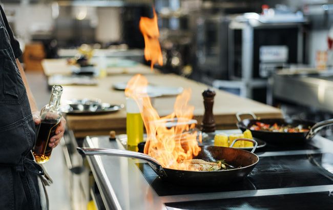 Выглядит очень эффектно: что такое фламбирование и как безопасно такое сделать у себя на кухне