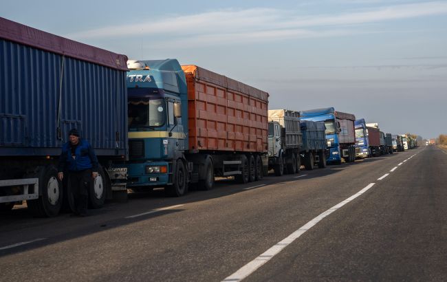 Росія направляє колону зерновозів до Керчі після удару ЗСУ по порту Феодосії