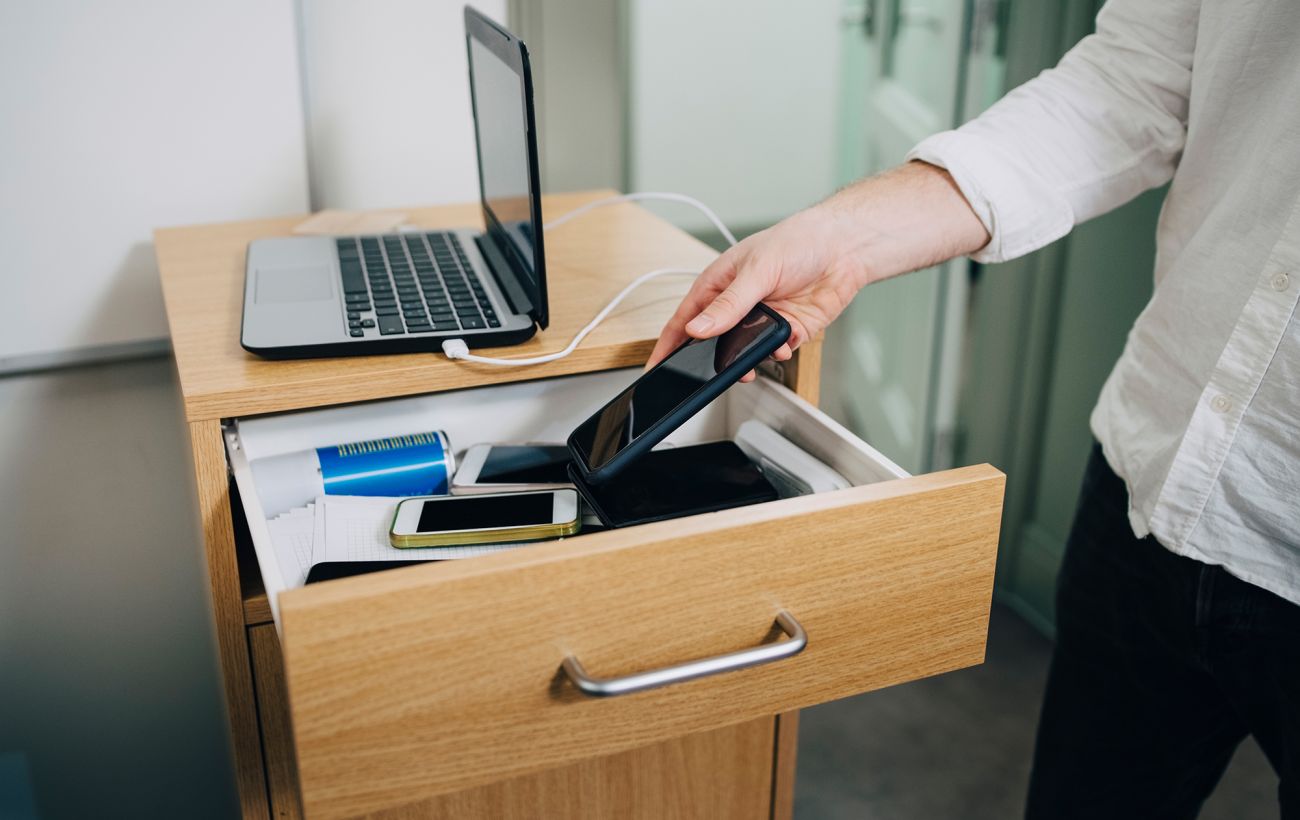 Рада заборонить смартфони на уроках? Нардеп дав чітку відповідь