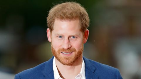 Принц Гарри прибыл с визитом в Киев: в каком образе он появился на вокзале