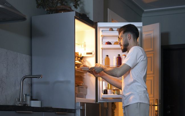 Ставити гарячий посуд у холодильник чи ні? Пояснюємо, чи є ризик для вашої їжі та техніки
