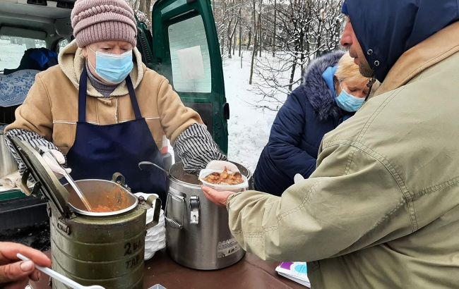 Горячие обеды и поддержка: кому, где и как бесплатно помогают в Киеве зимой