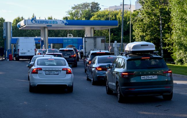 Воспитательный час на заправке. В РФ учителей "мобилизовали" успокаивать в очередях водителей