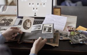 Чорний конверт пам'яті: де не можна тримати фото померлих і як вони приховано впливають на живих