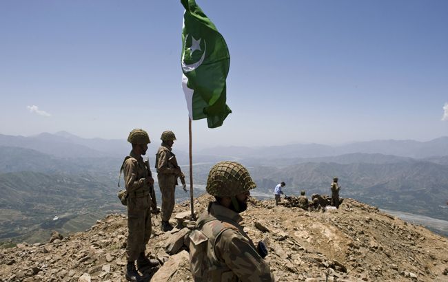 Пакистан частково відновив польоти у чотирьох містах країни