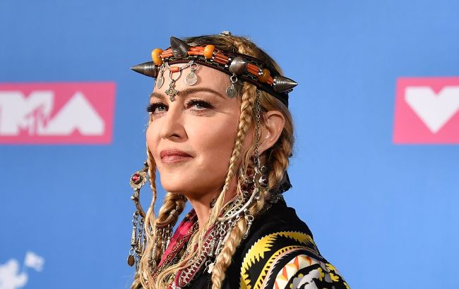 Покоряя тренд в TikTok: Мадонна удивила бриллиантовым украшением на зубах (видео)