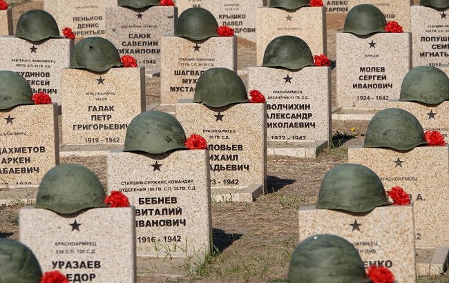 Російських дітей розклали у формі солдатських могил до 9 травня: епічне фото