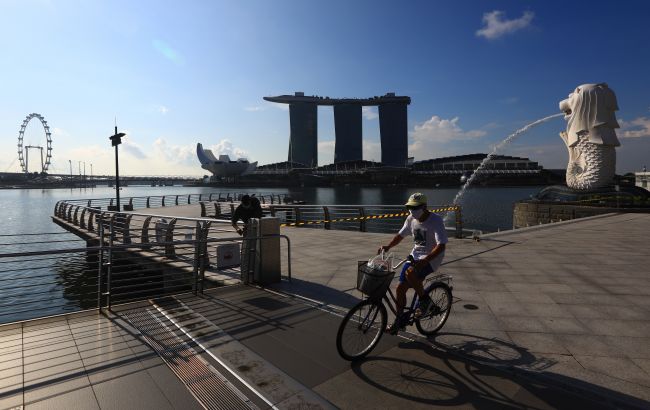 Сингапур запретил въезд для туристов из семи стран из-за нового COVID-штамма 