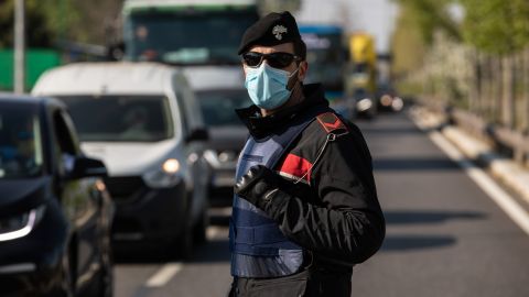 В Італії скасують масковий режим на вулицях