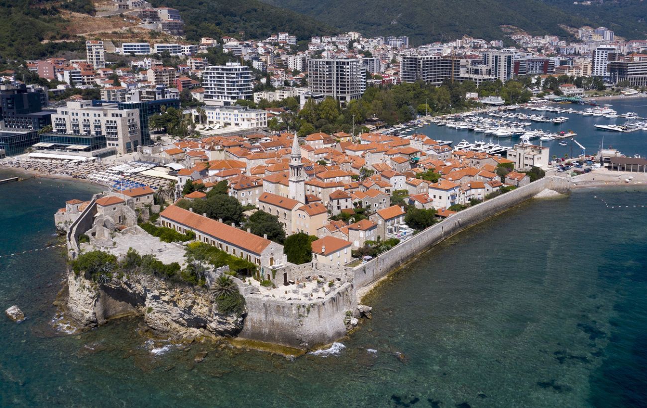 Črna gora zaostruje vizumske predpise za ruske državljane