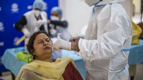 Влада Індії оголосила про другу хвилю коронавірусу: число хворих стрімко зростає