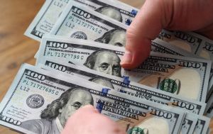 Двоє працівників СБУ вимагали хабар у бізнесмена, їх взяли на "гарячому"