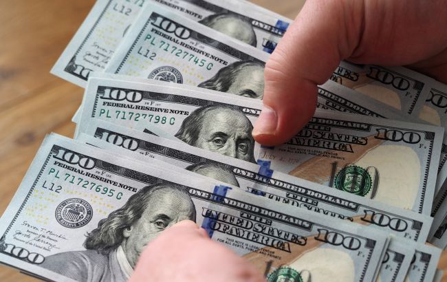 Двоє працівників СБУ вимагали хабар у бізнесмена, їх взяли на "гарячому"