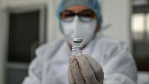 В Испании прививки вакциной AstraZeneca будут делать лишь людям старше 60 лет