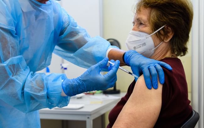 Против "Омикрона" может потребоваться четвертая доза вакцины, - Минздрав Германии