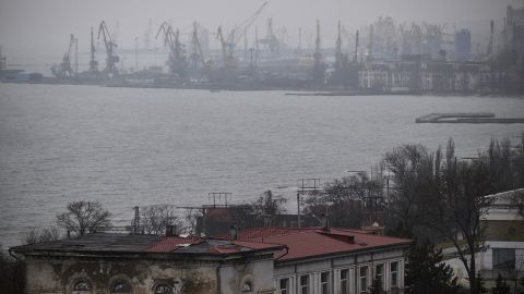 В Мариуполе усилились бои. На город движутся российские танки