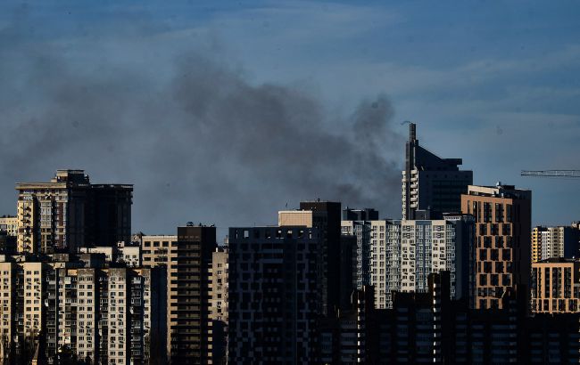 Ракета ударила в девятиэтажку, есть раненые: первые подробности атаки по Киеву