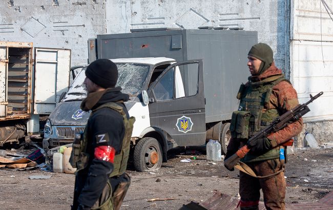 На Херсонщине войска РФ под украинскими флагами из танков обстреливают оккупированные села