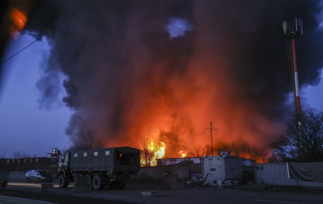 Масштабна пожежа на складах у Святошинському районі Києва: фоторепортаж