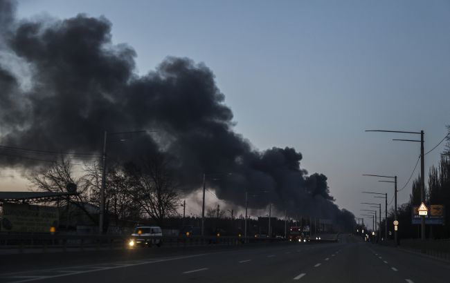 У повітрі - продукти горіння: у Києві просять зачинити вікна через атаку РФ