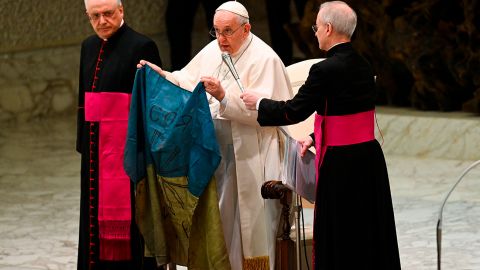 Папа Римский раскритиковал Россию за "варварски разрушенный" Мариуполь