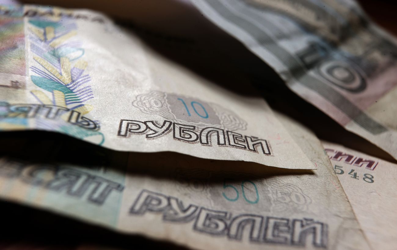 Россияне массово выводят деньги из страны: в разведке раскрыли, чего они боятся