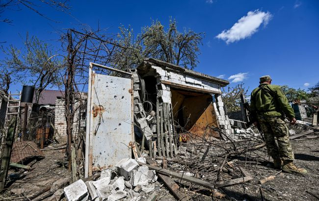 Разрушена школа, 12 домов и погибшие: поселок под Запорожьем подвергся артобстрелу
