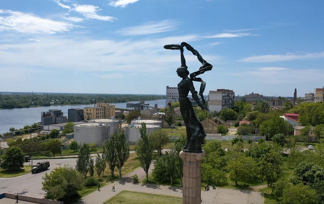 З будівлі Херсонської ОДА зник російський прапор (фото)