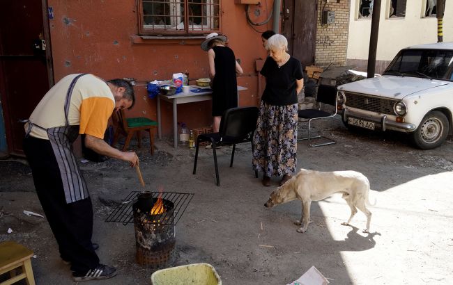 Як у Маріуполі виживають люди: ховають померлих у дворах і готують їжу на багатті (відео)