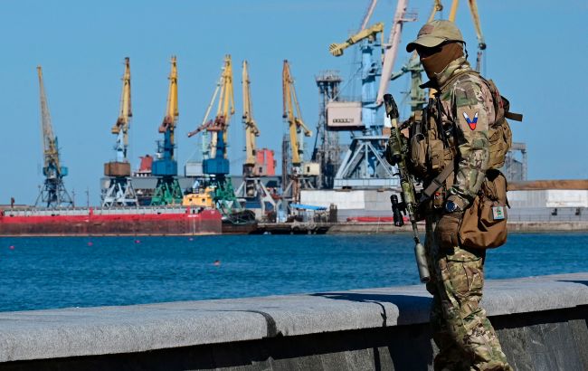 В Бердянске взрывы в порту: есть попадания по позициям россиян (видео)