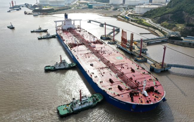 Россия перегружает свою нефть между танкерами у побережья Испании, - Bloomberg