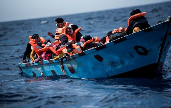 Между Грецией и Мальтой дрейфует и тонет судно с 400 мигрантами