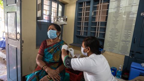 Індія посилила обмеження та вакцинацію через сплеск COVID-19