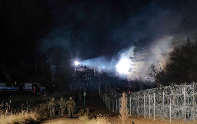 Полиция Польши показала, как белорусские службы помогают мигрантам прорвать границу
