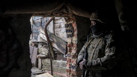 На Донбасі двоє військових підірвалися на міні