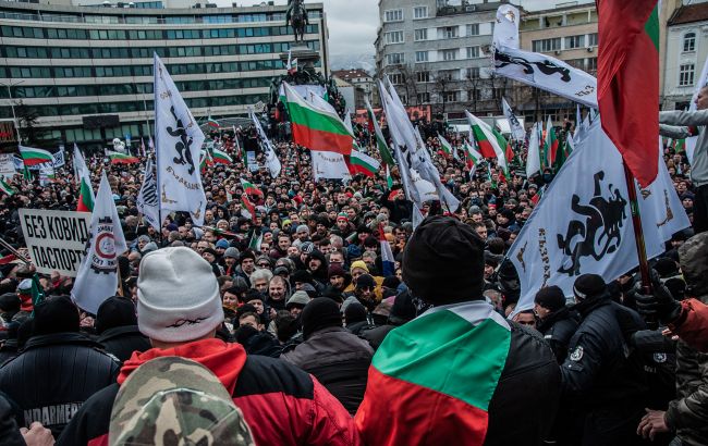 Протесты, стычки и баррикады: антивакцинаторы пытались прорваться в парламент Болгарии